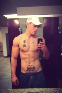 realmenstink:  RIPPED TATTED STUD !!! 