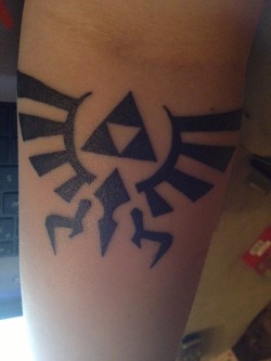 fuckyeahtattoos:  The Crest of Hyrule on