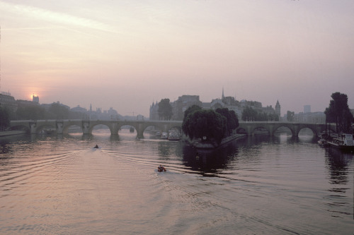 pleoros:harry gruyaert, france, paris, 1985. the 17th century bridge of “pont neuf”.