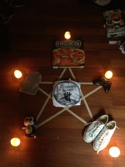 damnbandfangirl:  angelashton:  “Shut up mom i’m summoning 5 seconds of summer”  This is literally the best thing I’ve ever seen 
