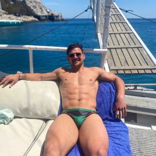 Hump Day Hunk ‍♂️Quins’ Scrum-Half Lewis Gjaltema Chillaxes At The Seashore! ‍♂️Woof, Baby!