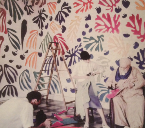 primary-yellow:  MATISSE WORKING AT THE HÔTEL RÉGINA, NICE. 1952 Photo: WALKER CARONE