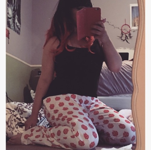 slcyer:Hi I’m .. lazy & wanted to show off some pajama/long haired ruby cosplay