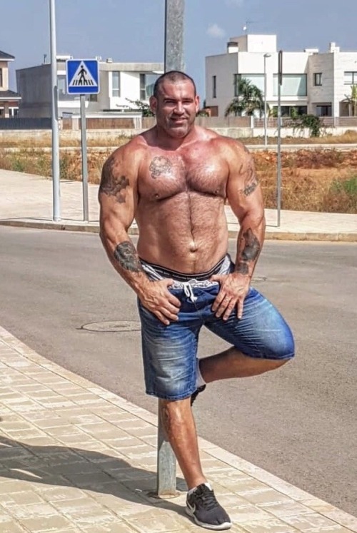 bearsmuscleboxing:I’m on display for all your needs……..love to pose like this in gay neighborhoods……