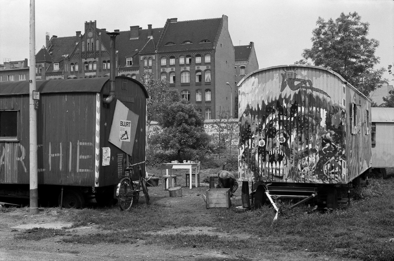 chrisjohndewitt:  The Berlin Wall at Bethaniendamm 1986. The view behind the camera