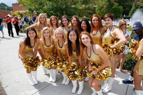 cheerheaven:  Game of the Week Cheerleader Preview: (14) Georgia Tech v. (8) Notre Dame: dlvr