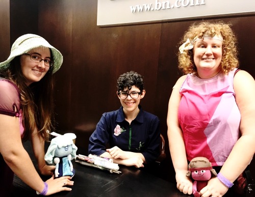 We had a great night at B&N’s The Answer Q&A with Rebecca Sugar!We were able to thank her fo