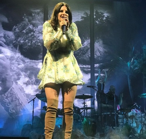 shadesofreak: Lana performing at ‘Valley View Casino’, San Diego, California (Feb. 15, 2