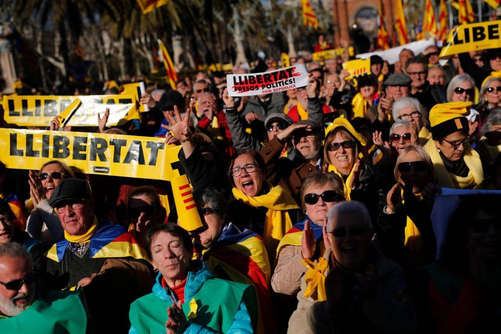 TORRENT, NUEVO PRESIDENTE DEL PARLAMENTO CATALÁN. Un nuevo parlamento catalán se reúne después de un fallido intento de secesión el año pasado rodeados por varios asientos vacíos adornados con lazos amarillos en recuerdo a los diputados electos...