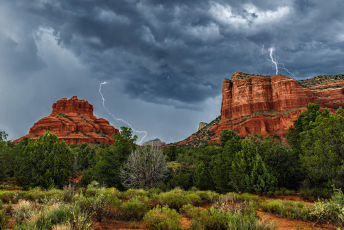 desert-stuff: Stormy Sedona by Guy Schmickle via Flickr https://flic.kr/p/TEYcSq