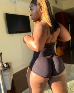 Porn thicksexyasswomen:cudamitbooty:@ regankay_llc_Ooowwwweee@thicksexyasswomen🍏 photos