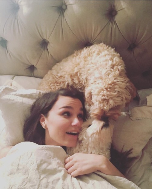 samanthabarks: For my last sleep before my flight these guys came to test my new @casper mattress wi