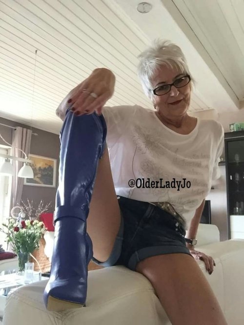 dogbreathblog: my kinda gal xxx Hübsche Frau :)