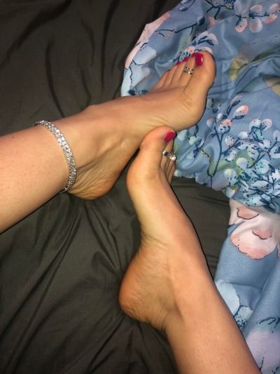 feet4urmeat:socksandfeet:I would be so happy if you went and followed my bestie&rsquo;s