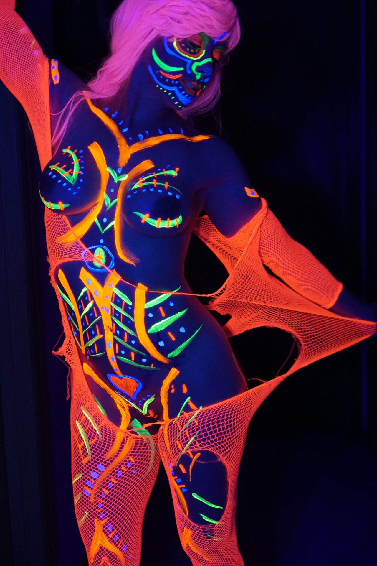 snaubicalsbooty:Blacklight Striptease