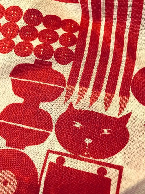 スティグ・リンドベリが1959年にデザインした西武百貨店の包装紙が超絶美しい。こけし、ネコ、急須など日本的なモチーフがずらり図案化されてる。テキスタイル復刻版を頂いた。素晴らしい。 ナカムラクニオ（6