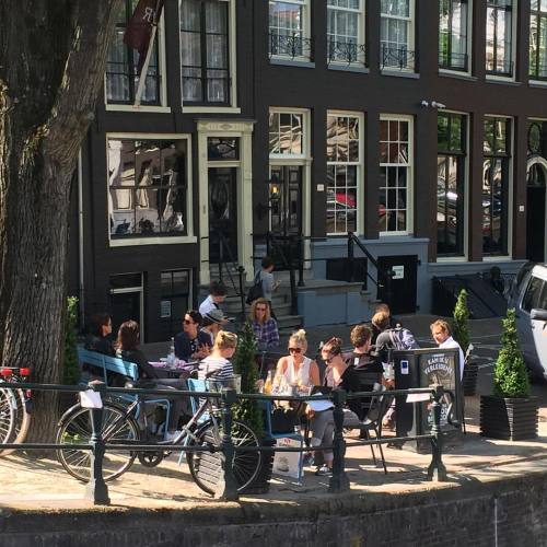 So many beautiful spots for having a coffee, beer or both. ☕️ #streetphotography #street #photo #pho