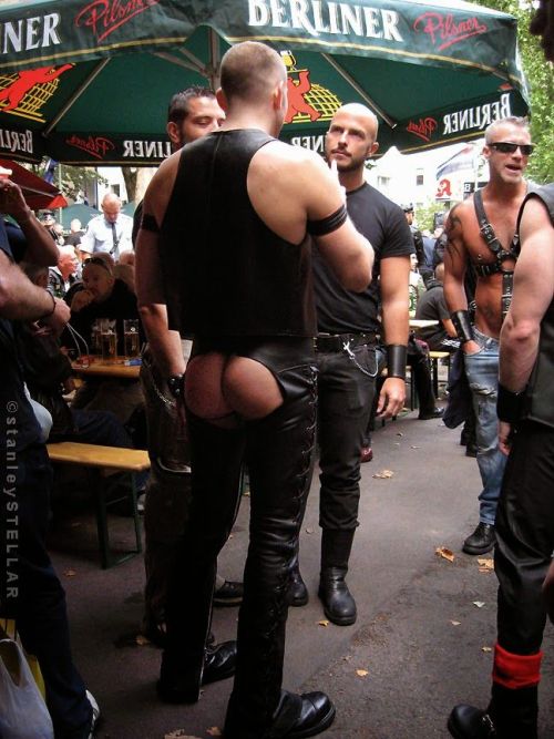 toughleather: leatherarmysport: #LeatherArmySport Love to bury my face in that ass!