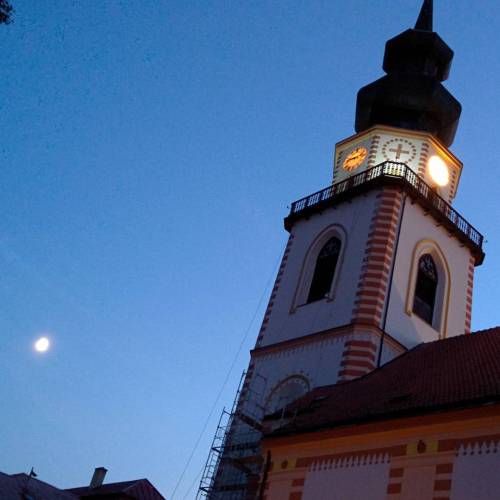 Tá myjavská véžá pekná vysóká #Myjava #church #moon