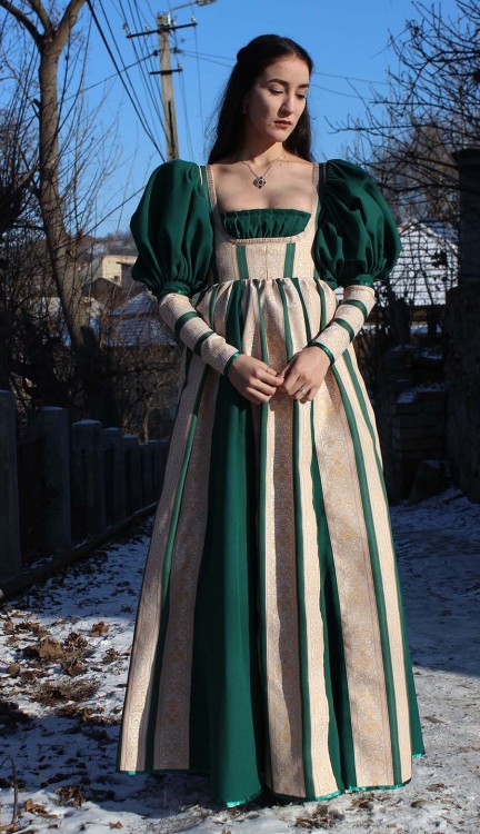 crafts-chicks-and-cats:crafts-chicks-and-cats:This is thefinished Green Dress. The dress and design 