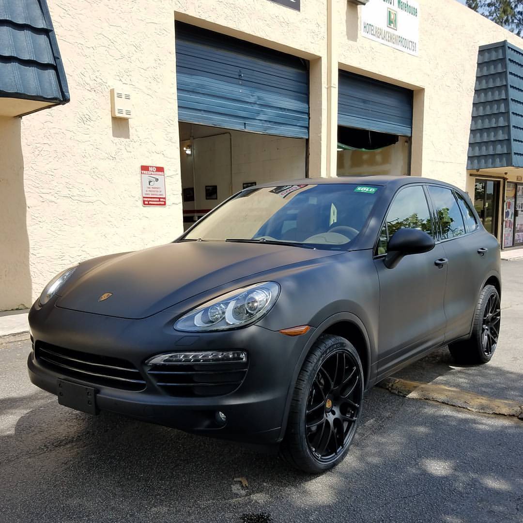 Total Covering en Noir Satin d'une PORSCHE CAYENNE – Auto Custom