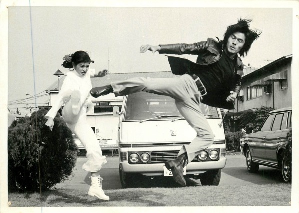 Cartão do lobby para Sister Street Fighter: Hanging By A Thread (女 必殺 拳 危機 一 発), 1974, dirigido por Kazuhiko Yamaguchi (山口 和 彦) e estrelado por Etsuko Shihomi (志 穂 美 悦子) e Yasuaki Kurata (倉田 保 昭).