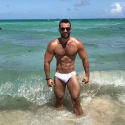 whitepapermuscle:  Gustavo Guzman