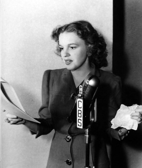 franciegummstarstruck: Angel face Judy Garland pictured during a radio program in the early 1940&rsq
