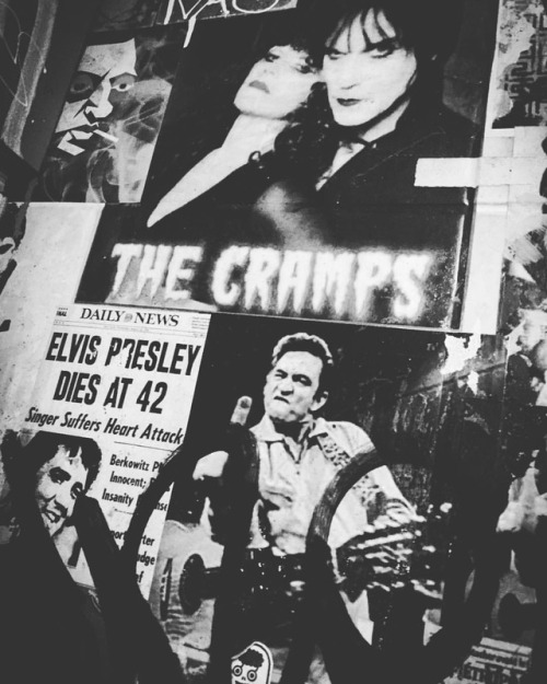 Wall of fame #france #paris #paris #belleville #paris20 #bar #walloffame #thecramps #johnnycash #elv