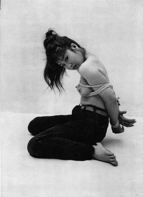 sowhatifiliveinjapan:   裏窓 (1962年09月) adult photos