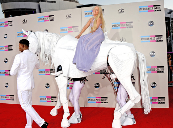 artjohnagapitofuckstheworld:  People usually walk on the red carpet. She appeared