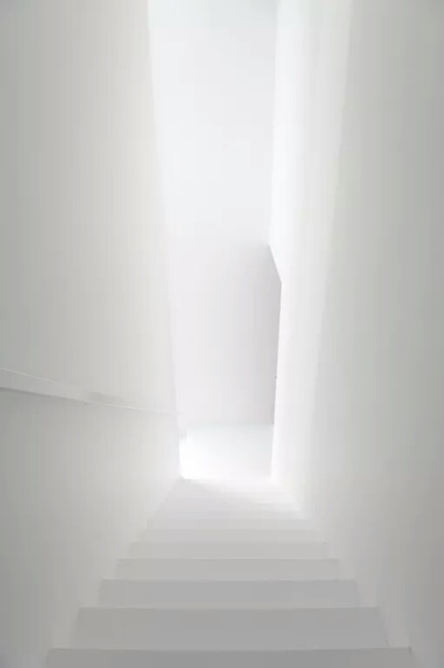 purewhites:  british-simplicity:  -  White as snow, pale blog x  