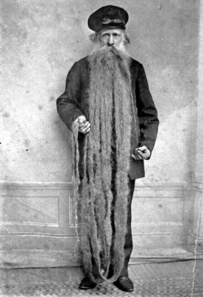 La barbe de Louis Coulon, mouleur à Montluçon (Allier), né à Vandenesse (Nièvre), le 26 février 1826. Longueur de la barbe : 3m30. Portrait du 10 mai 1904.