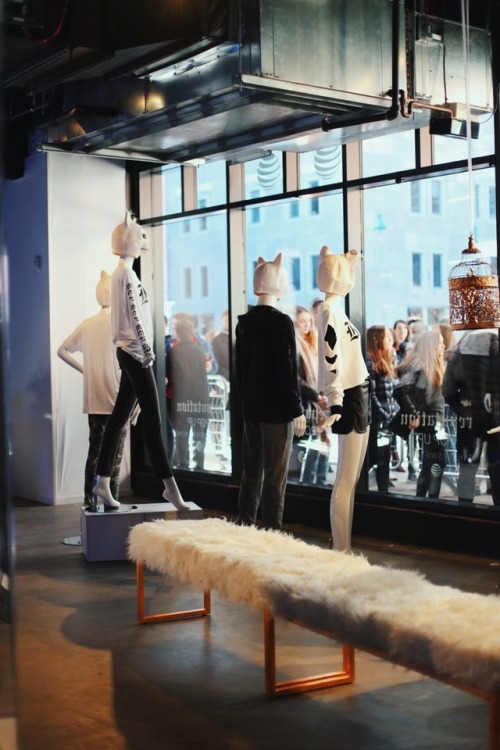 wanderingswiftie:Taylor Swift NOW Pop Up Shop in New York City!!