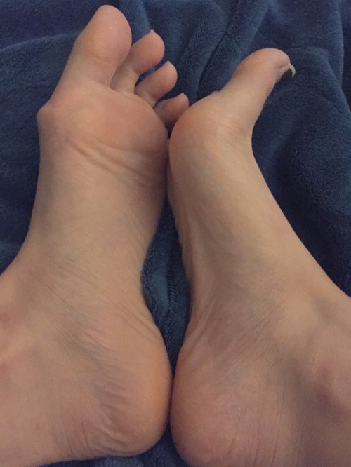 missoliviahayes: A little feet for you this morning…