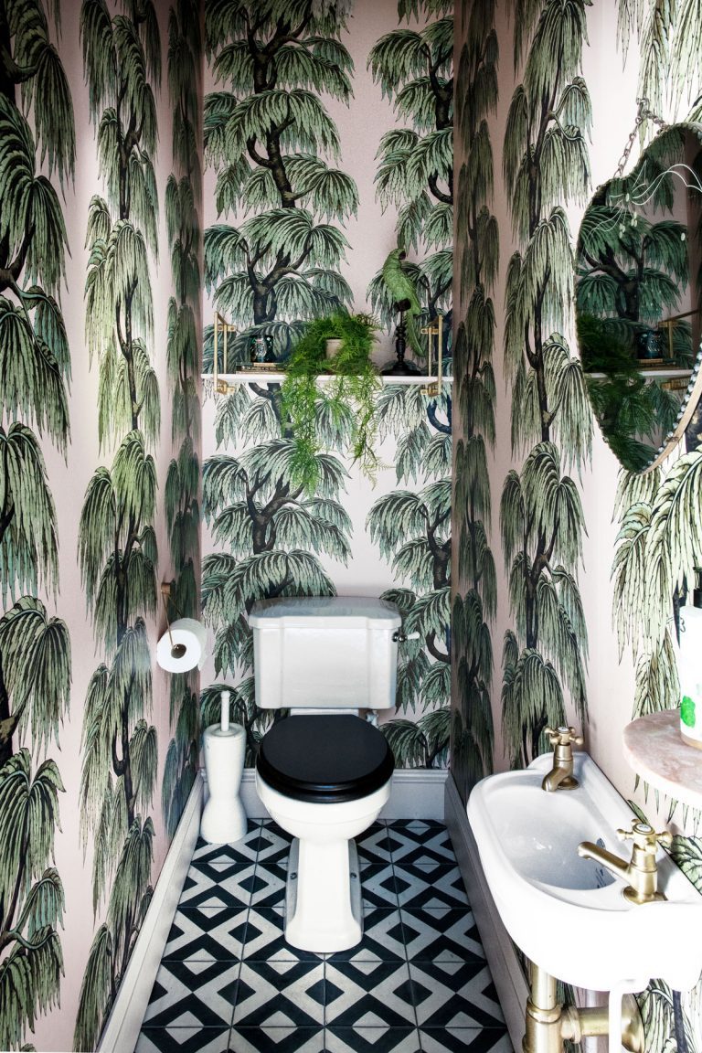 gravityhome:  Dark Victorian home in London | photos by Paul Raeside  Follow Gravity