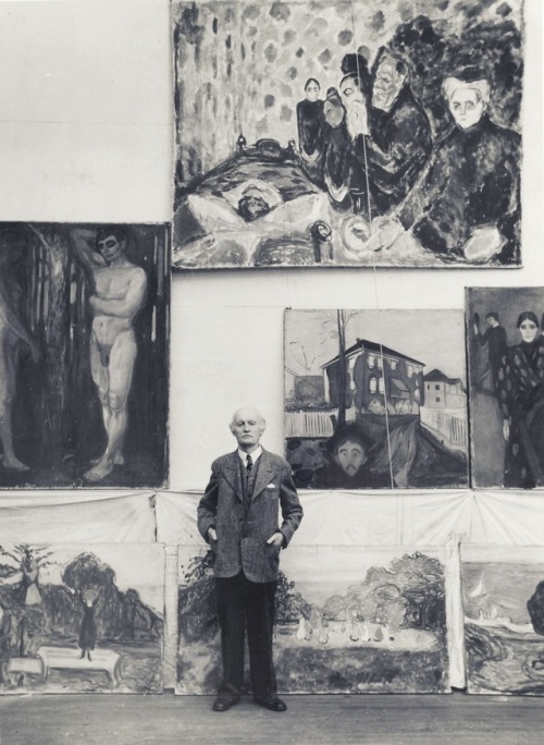 painters-in-color:Edvard Munch in his studio at Ekely in Norway, 1938. Photo: Ragnvald Væring