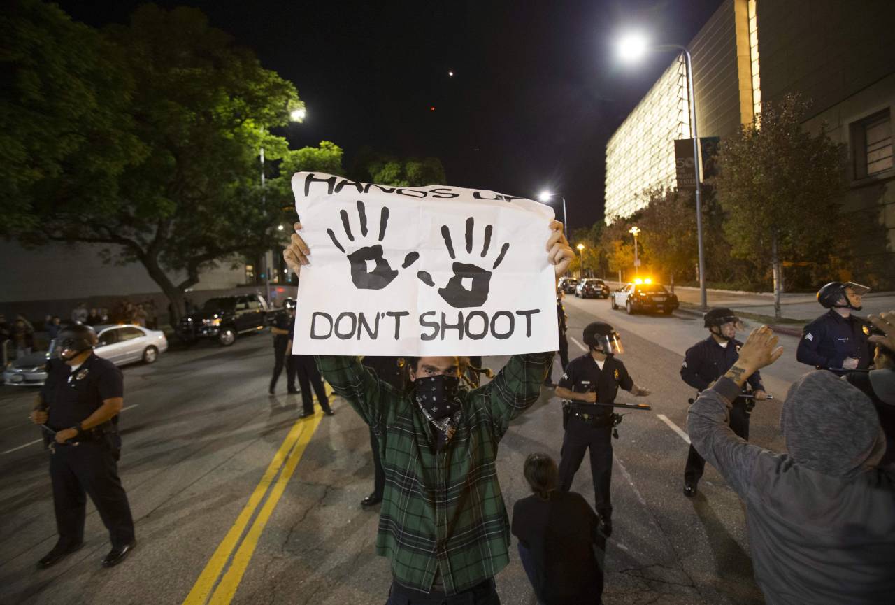 RECLAMO. Las protestas por Ferguson se extienden por segundo día en Estados Unidos, más de 2.000 efectivos de la Guardia Nacional fueron enviados a la zona de St. Louis para controlar una segunda jornada de disturbios, después de que un jurado...