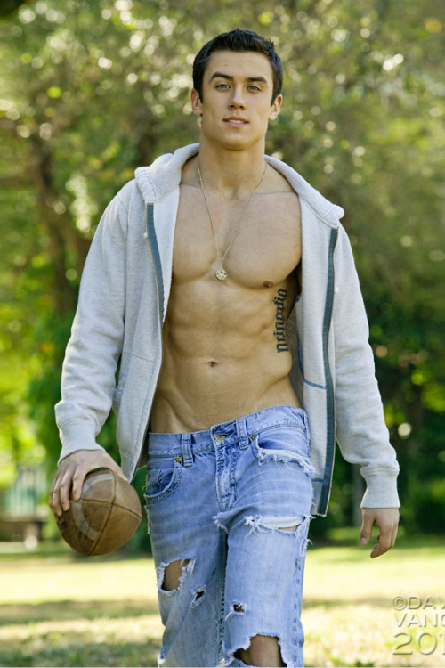 tiosquequitanelhipo:  Aaron McGuire