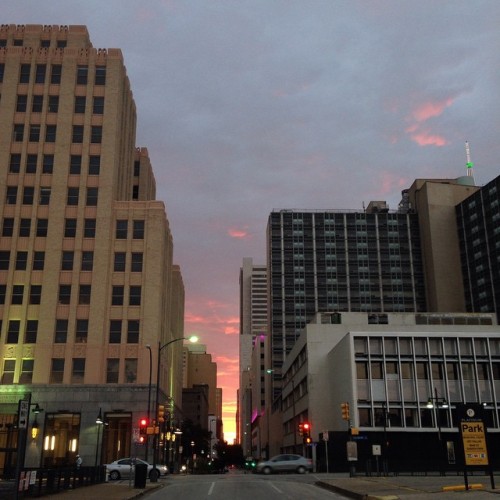 A #sunset worthy of standing in the middle of the street w/your back to oncoming traffic! #MyDTD #DowntownDallas
- http://moby.to/9our9w