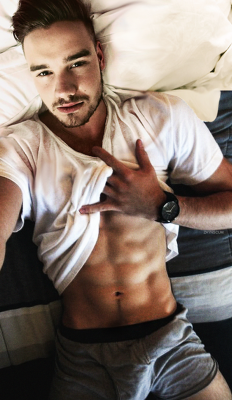 famous-male-celeb-naked:Liam Payne