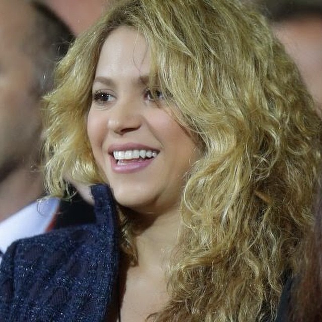 Shakira é presença ilustre no confronto entre Espanha e Luxemburgo 12.10.14