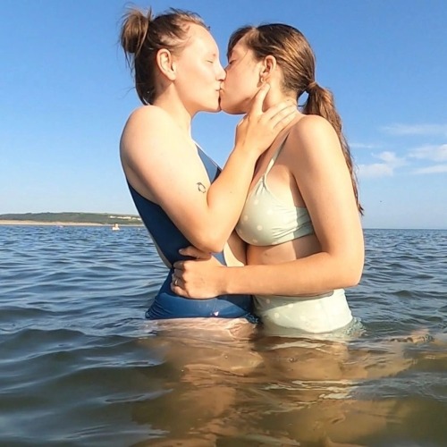 lesbiankissing