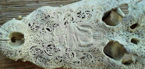 Sex sixpenceee:  Intricate Crocodile Skull Carving  pictures