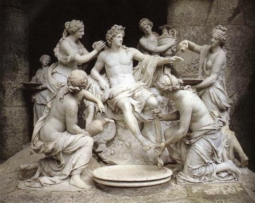 Apolo y las ninfas , realizado por el escultor Francés Francoise Girardon en 1675