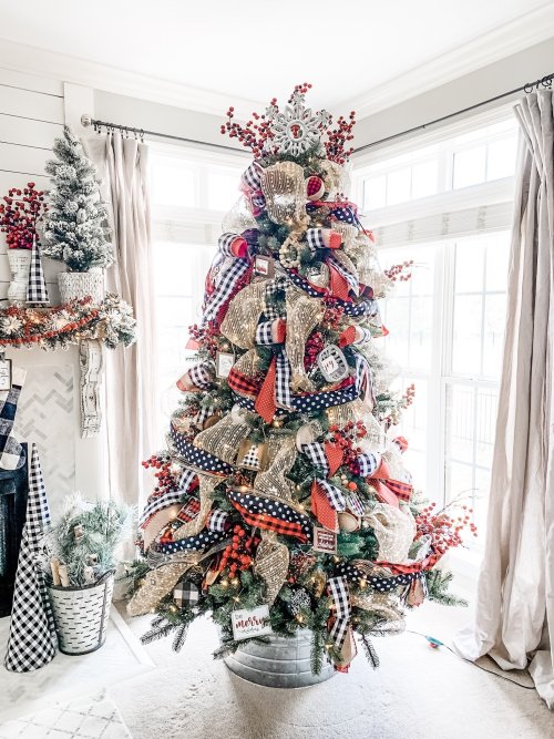  Christmas mantel decor using buffalo check! 