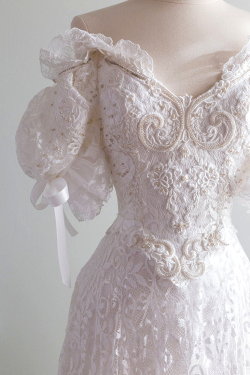 ruched:XtabayEarly 1980s wedding gown