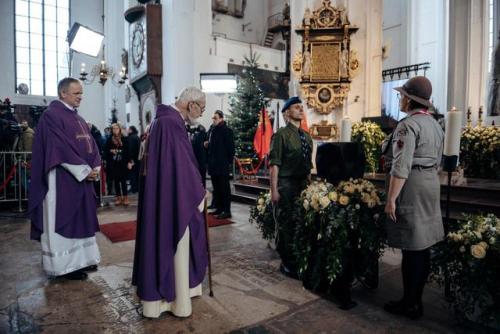 Scouts and clergy members stand near the remains of the city’s mayor Pawel Adamowicz during hi