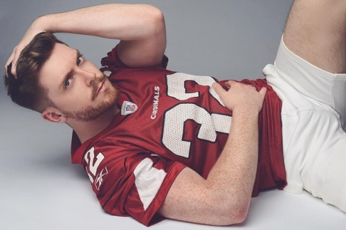 chrisjonesgeek:  Owy head and owy tummy? Not sure what the pose is. Shorts by @rondorff and photo by @snootyfoximages. Weird ass pose? Model’s own, baby. Model’s. Own.  . . . . . . #snootyfoximages #malephotography #rondorff #football #malemodel #fitness