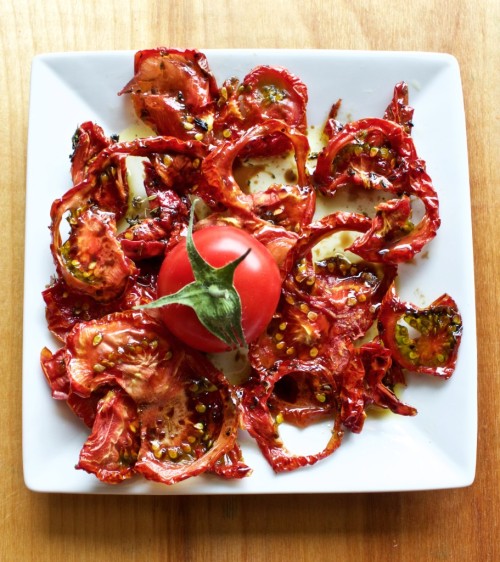 (via Homemade Sun Dried Tomatoes - Homemade Food Junkie)